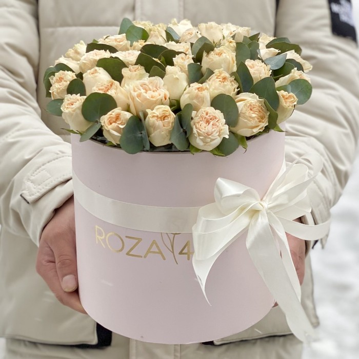 Саммер-роз персикового цвета с эвкалиптом в коробке